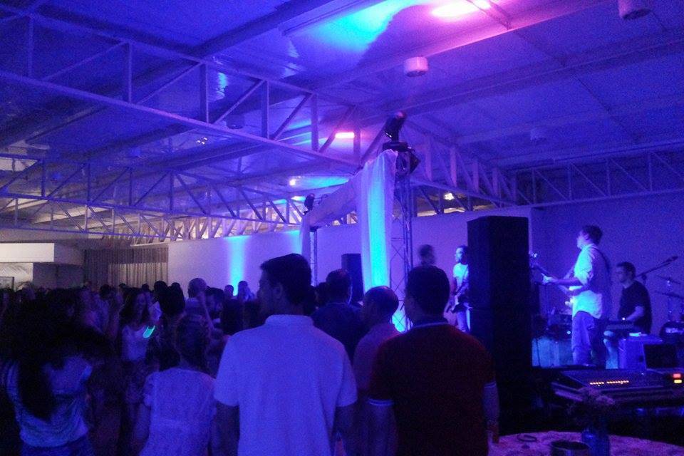 Iluminação e sonorização para banda em festas