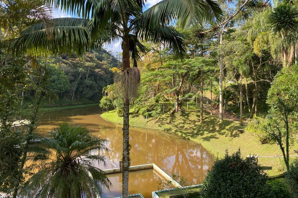 Lago em frente à casa