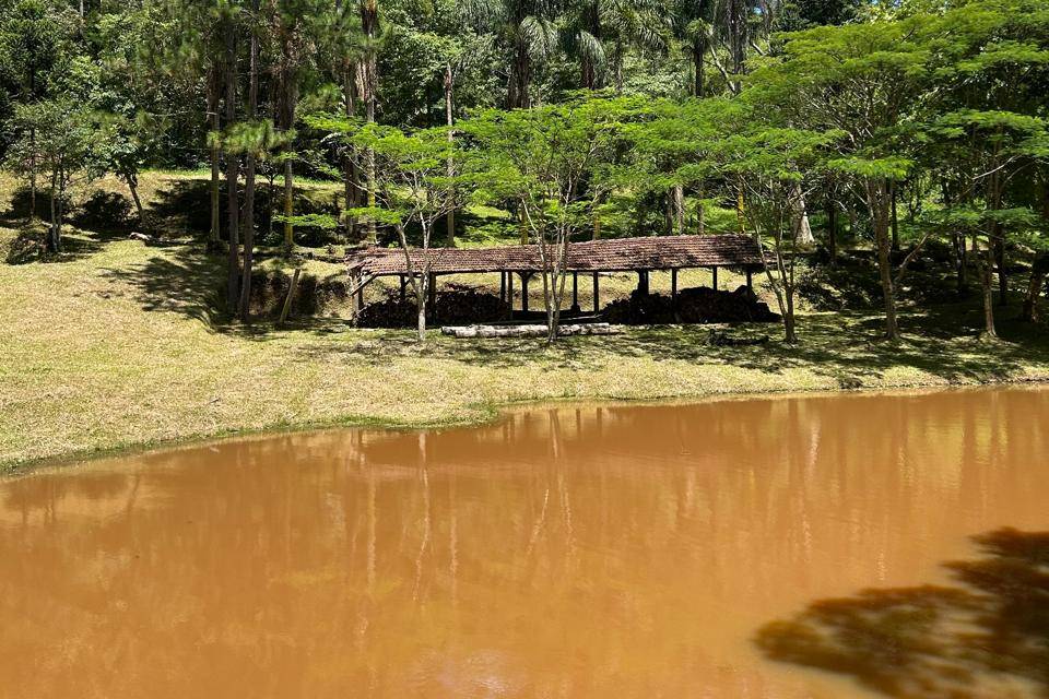 Galpão rústico - beira do lago