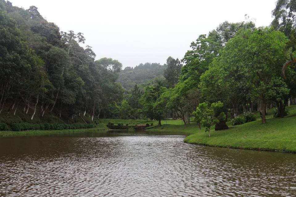 Lago em frente à casa