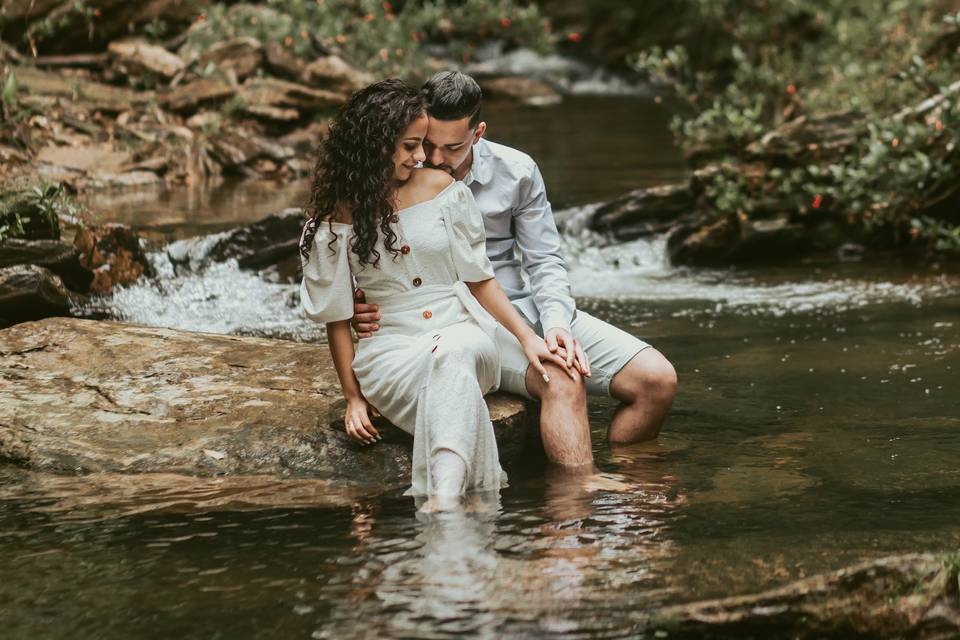 Ensaio de casal na cachoeira