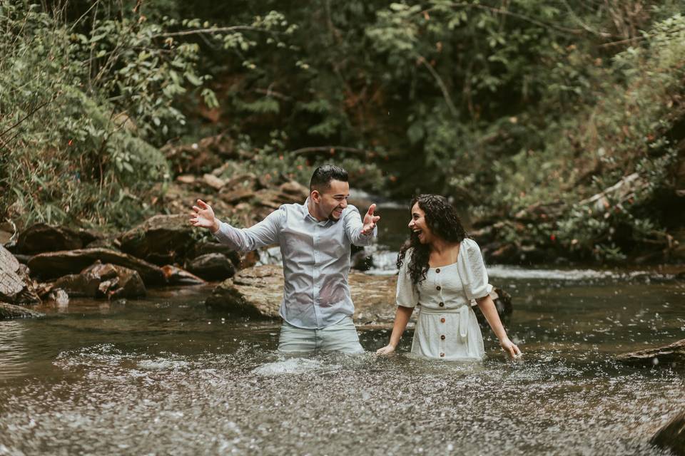 Ensaio de casal na cachoeira