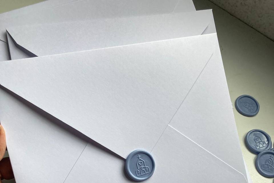 Envelope branco e lacre azul