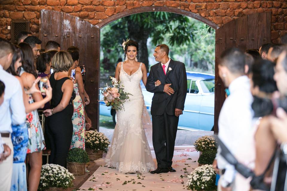 Noiva entrando na igreja