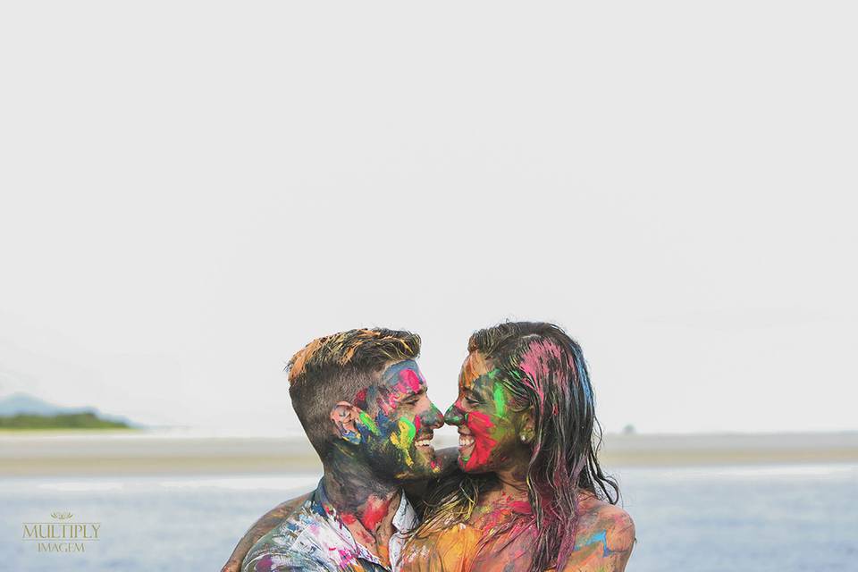 Pré-wedding colorido na praia