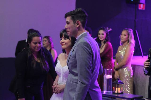 Arrumando Noivos no altar