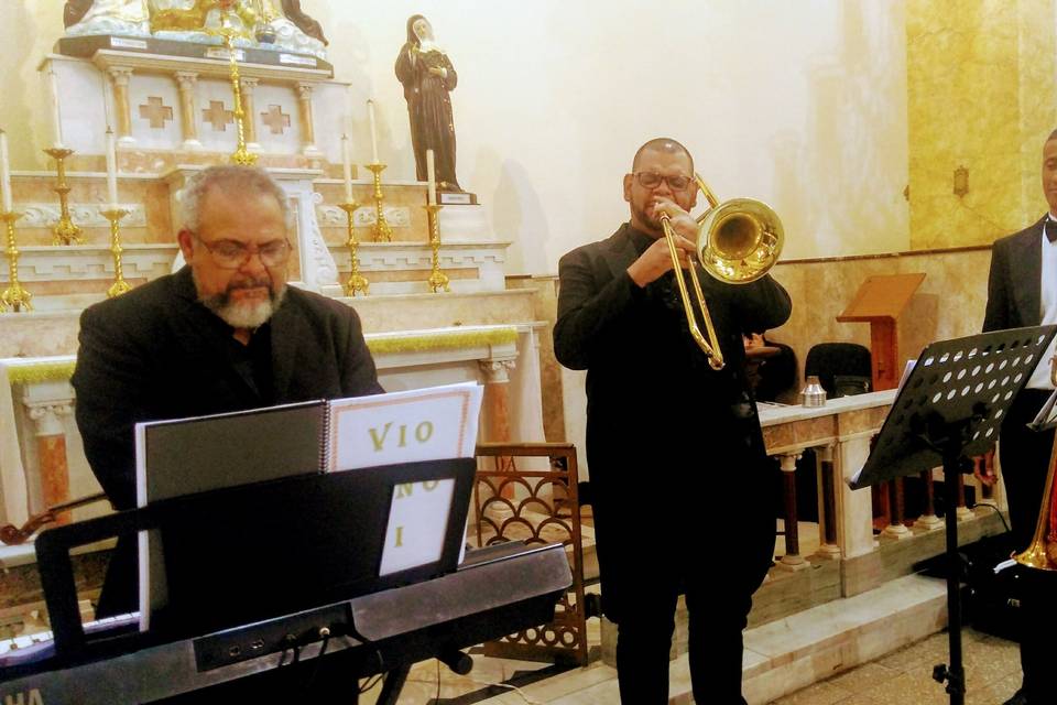 Dois cantores, trombone, tromp