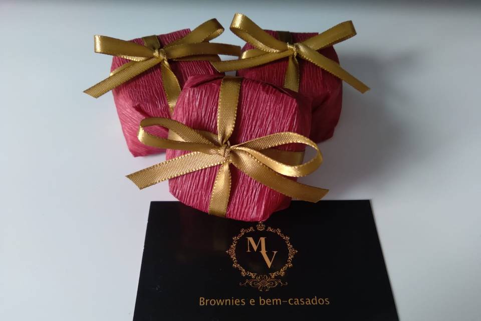 Bem-casados marsala e dourado