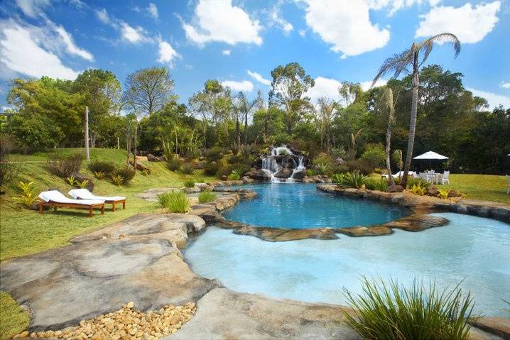 Piscina com cascata