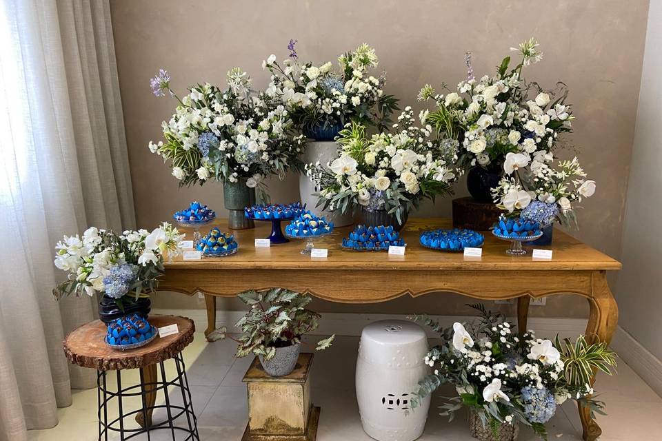 Mesa de doces branca e azul