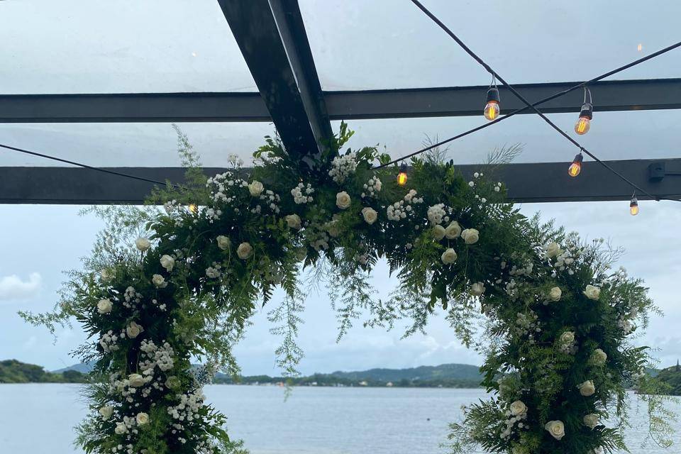 Arco com folhagens e rosas