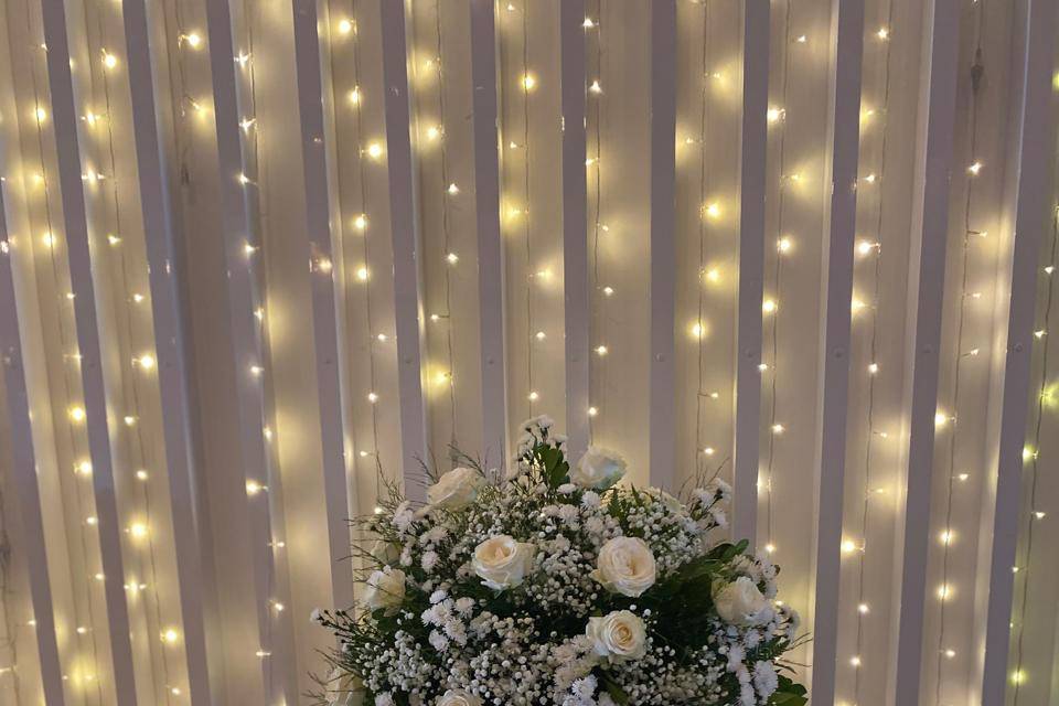Arranjo com folhagem e rosas