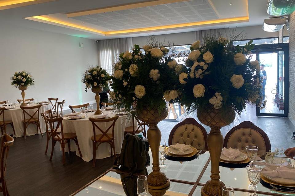 Arranjo com folhagem e rosas