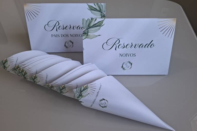 Placa reservado e cones