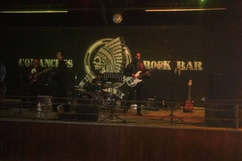 Banda hermos no comanches bar