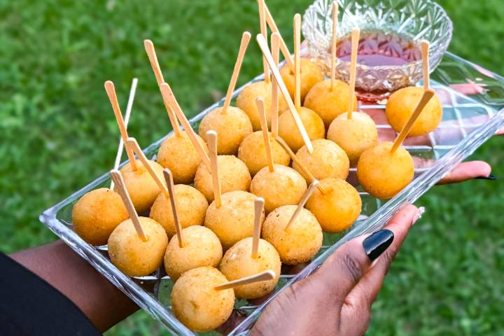 Bolinha de queijo com alho mel
