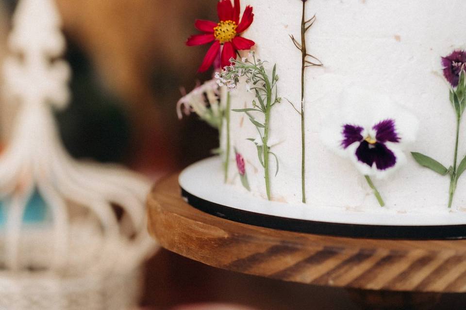 Bolo com flores comestíveis