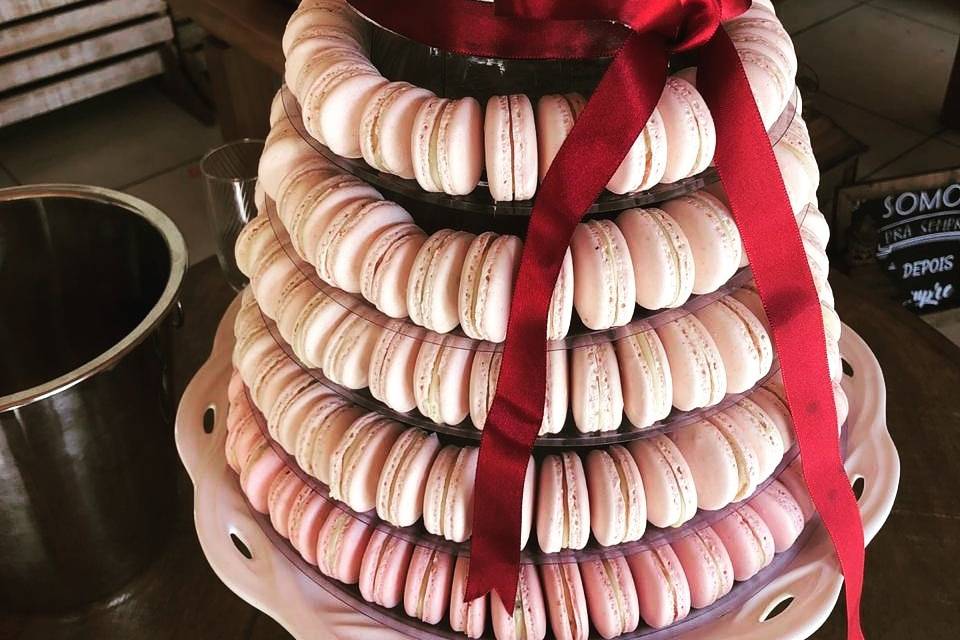 Torre de macarons com bolo