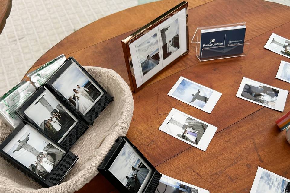 Mesa com Polaroid