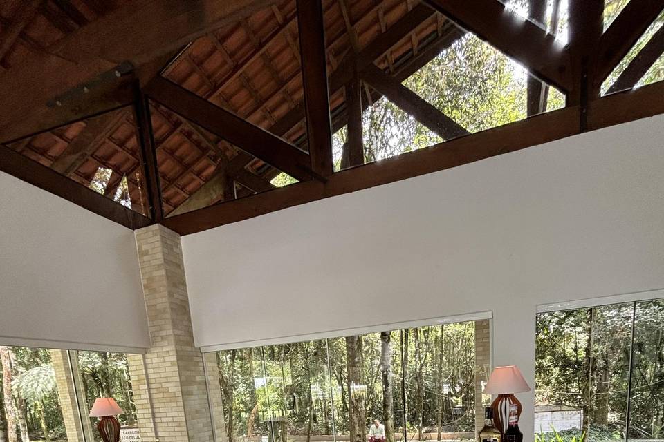 Balcão branco com colunas adic