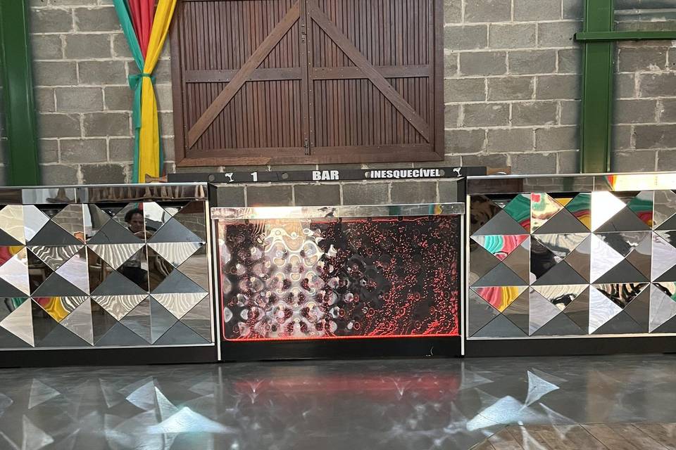 Bar pirâmide espelhado