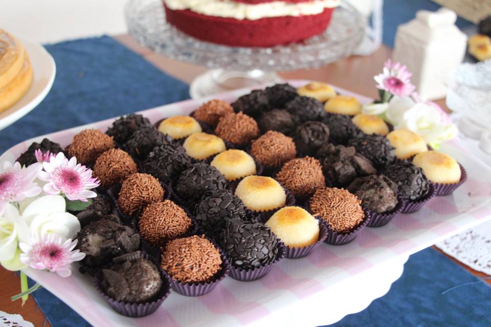 Mesa com brigadeiros gourmet