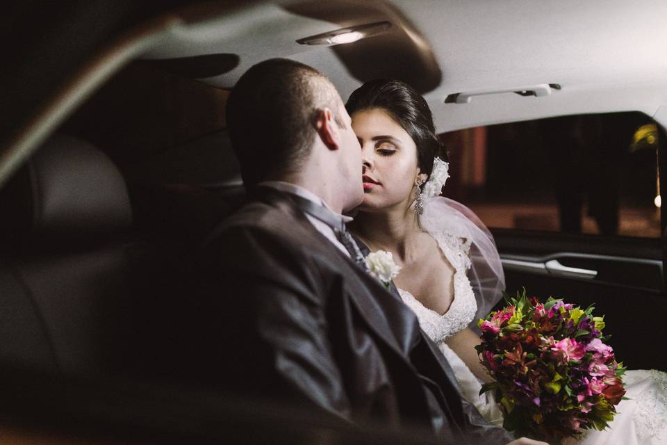 Noivos no carro