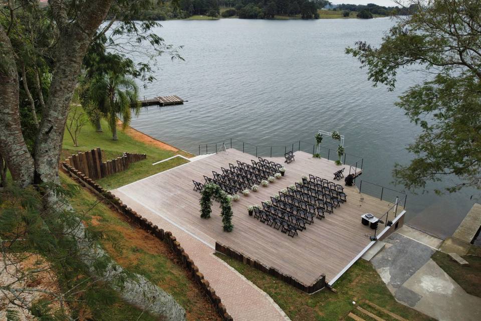 Casamento no deck do lago