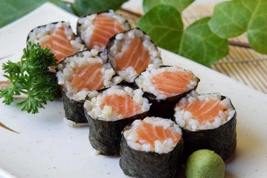Sushi com arroz integral