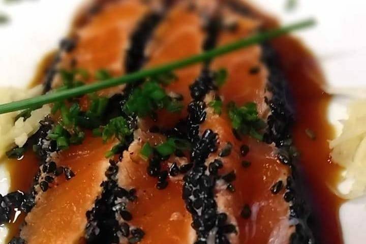 Sashimi na crosta gergelim