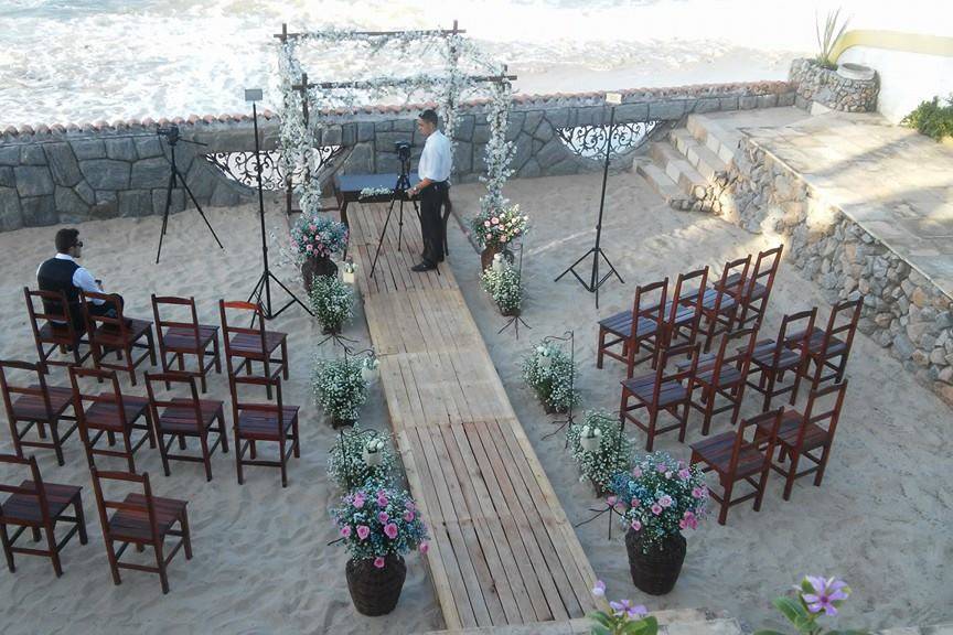 Altar para o seu casamento com vistas para a linda praia