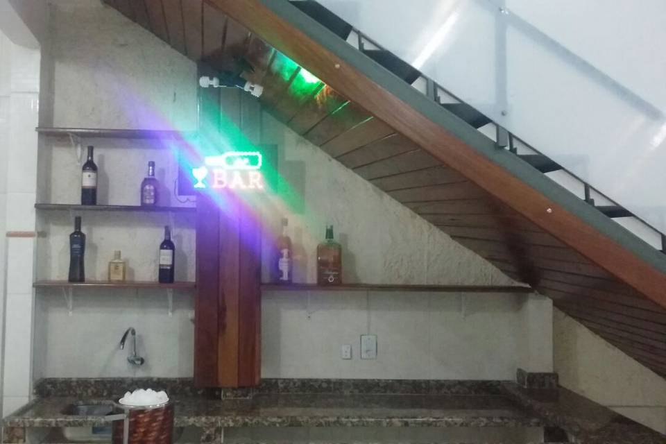 Bar com acabamento em Deck