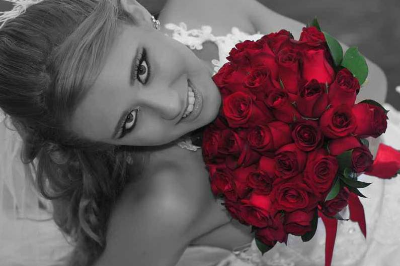 Noiva e buquê de rosas vermelhas