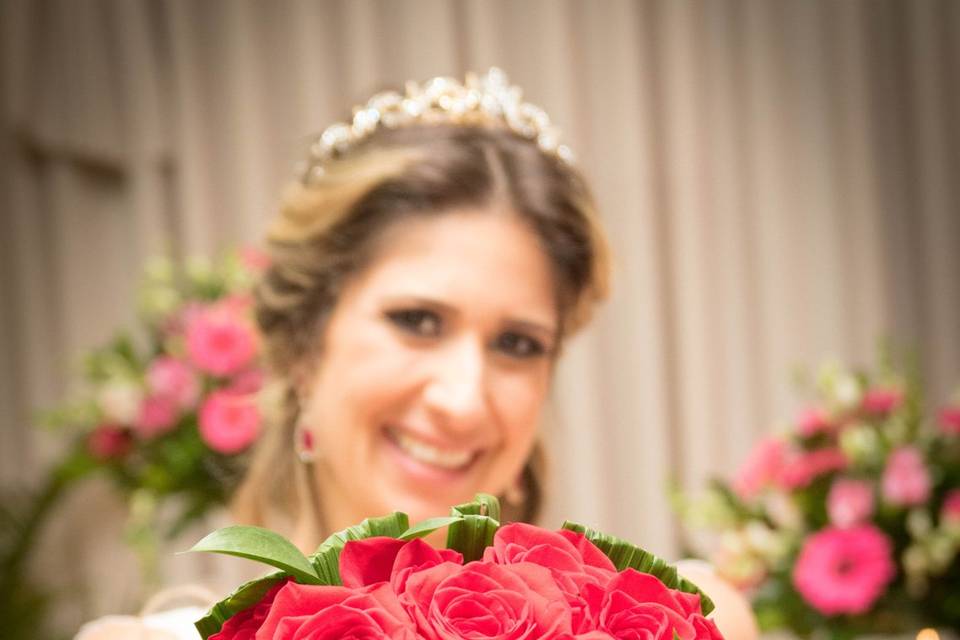 A Noiva feliz com seu bouquet