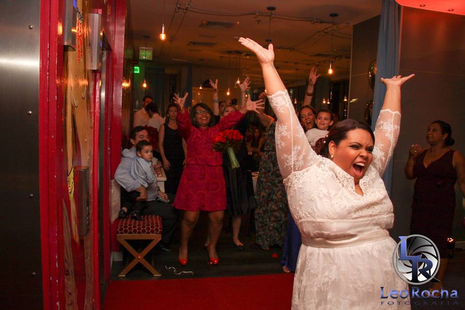 A noiva jogando o bouquet