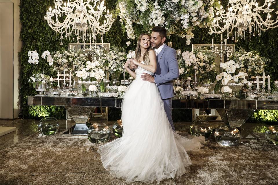 Casal na Mesa do Bolo