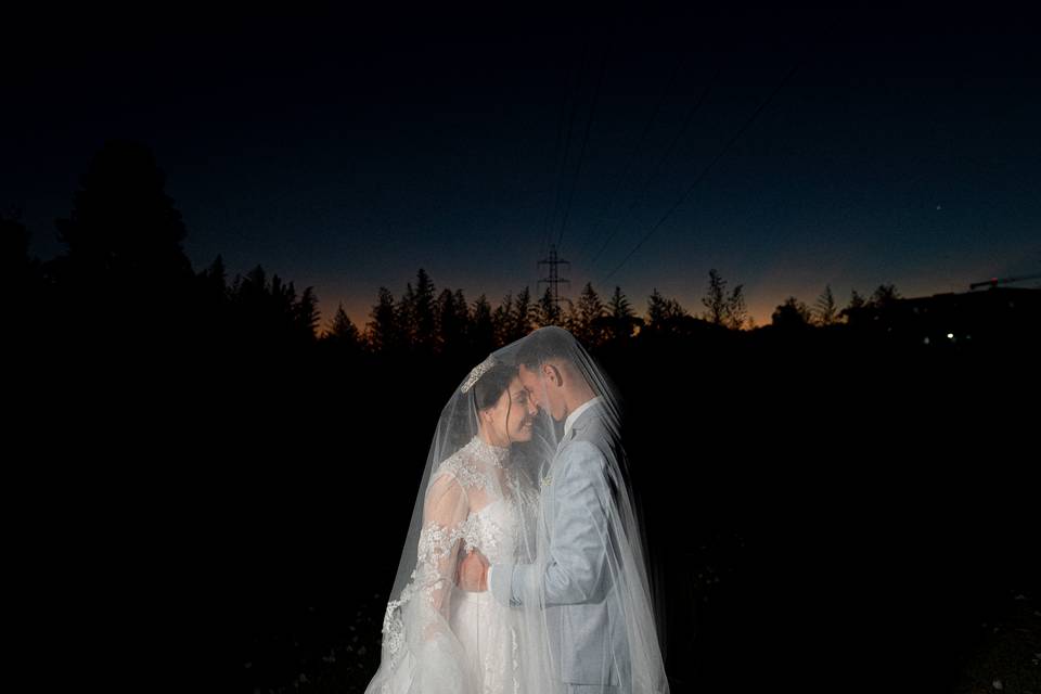 Casal com por do sol romantico