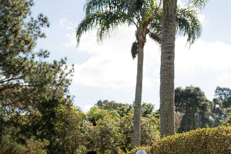 Casal no jardim europeu