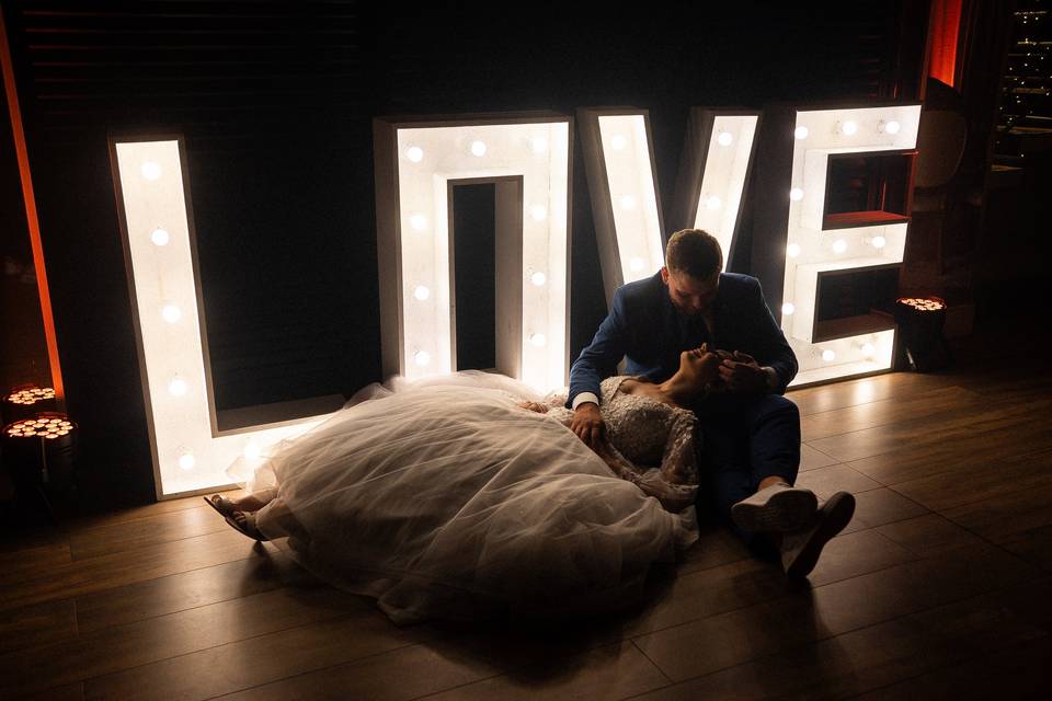 Casal na decoracao.