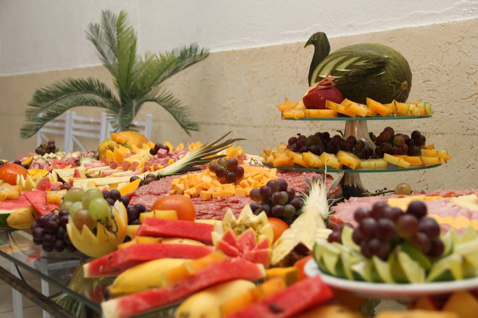 Mesa de frios e frutas