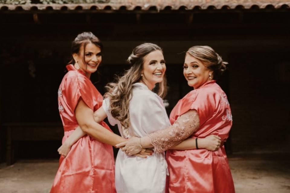 Mãe e irmãs.