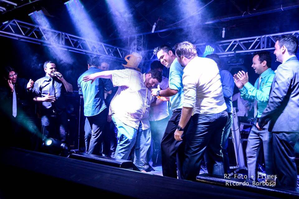 Homens dançando no palco