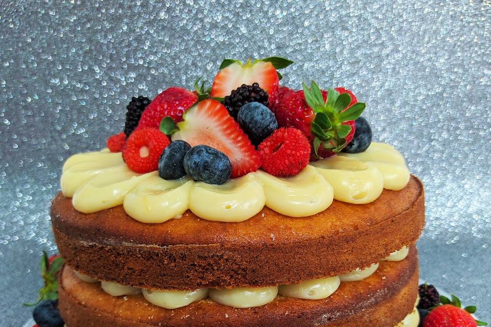 Naked cake com frutas vermelha