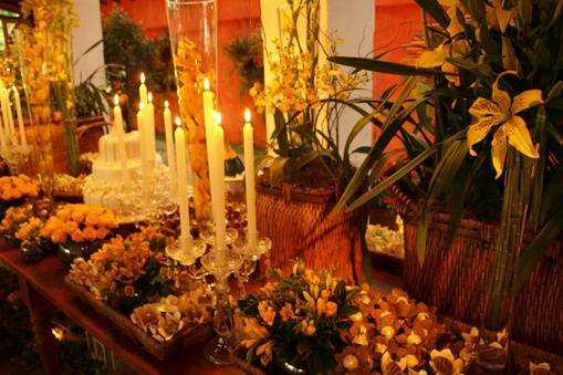 Flores e candelabros