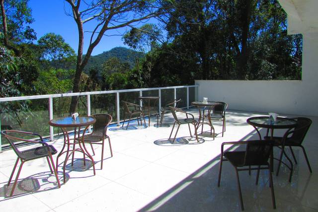 Deck aberto junto ao salão