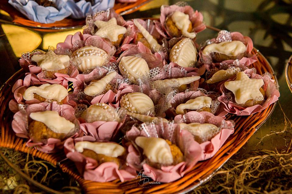 Doces de conchas e brigadeiros