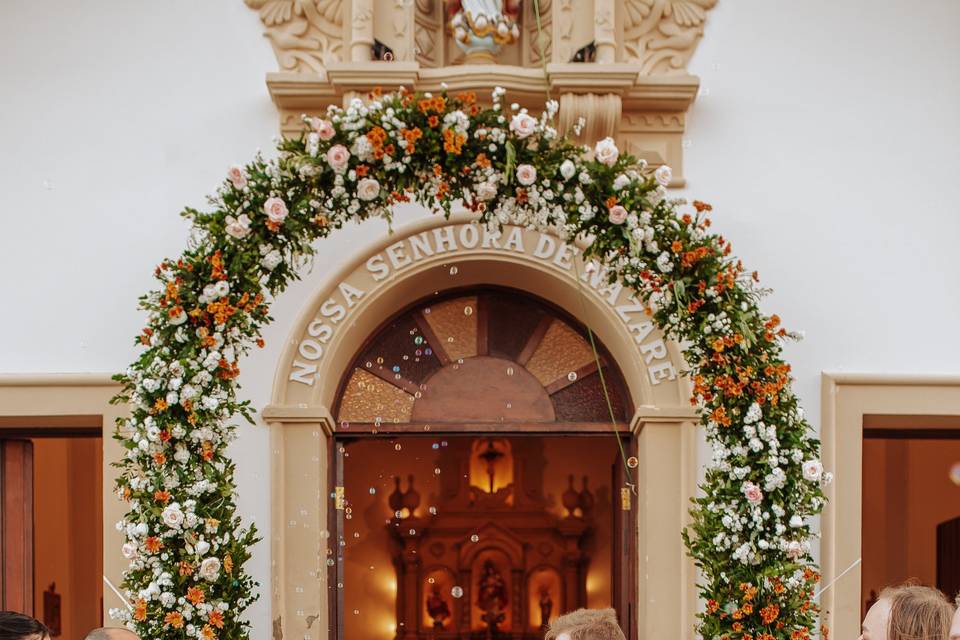Igreja decorada com flore