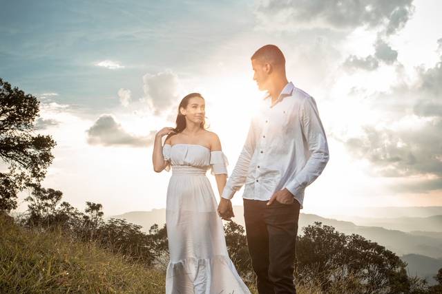 Casal de mãos dadas