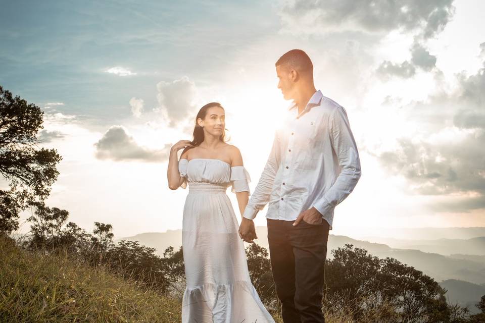 Casal de mãos dadas