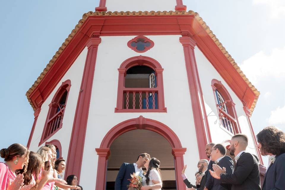 Beijando na frente da igreja